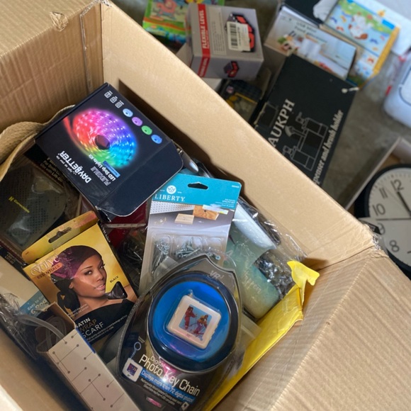 3 sample Amazon Wholesale Liquidation Overstock Lot General Merchandise househ… - Picture 1 of 11